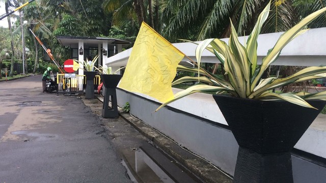 Bendera kuning di depan perumahan Jiro Inao Foto: Sari Kusuma/kumparan