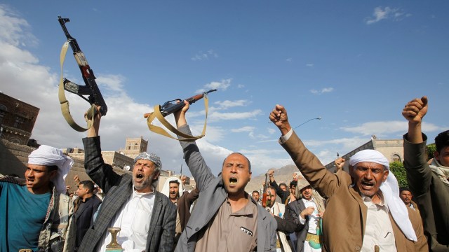Pemberontak Houthi di Yaman. (Foto: Reuters//Mohamed al-Sayaghi)