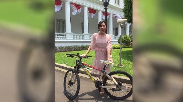 Raisa mendapatkan sepeda dari Jokowi (Foto: Twitter/@raisa6690)