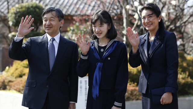 Putri Aiko bersama orangtuanya (Foto: Issei Kato/Pool Photo via AP)