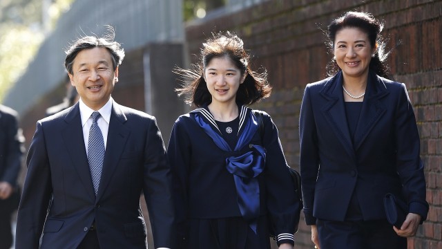 Putri Aiko bersama orangtuanya (Foto: Issei Kato/Pool Photo via AP)