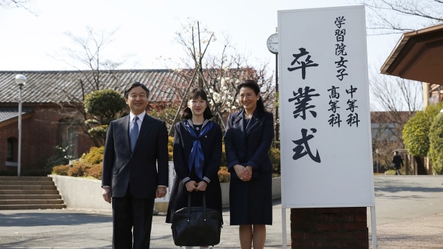 Putri Aiko bersama orangtuanya (Foto: Issei Kato/Pool Photo via AP)