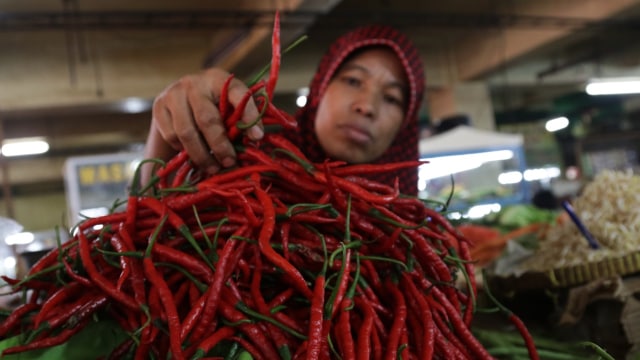 Seorang pedagang sedang menjajakan cabai merah Foto: Fanny Kusumawardhani/kumparan
