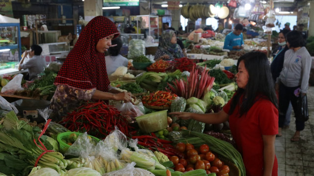 Transaksi jual beli di pasar  (Foto: Fanny Kusumawardhani/kumparan)