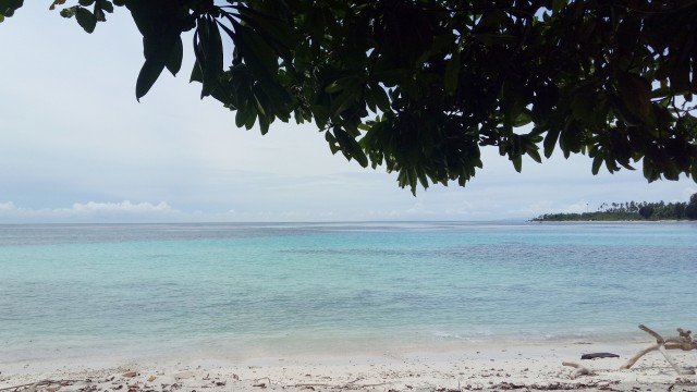 Berteduh di Pantai Jikumerasa. (Foto: Naufal Abdurrasyid/kumparan)