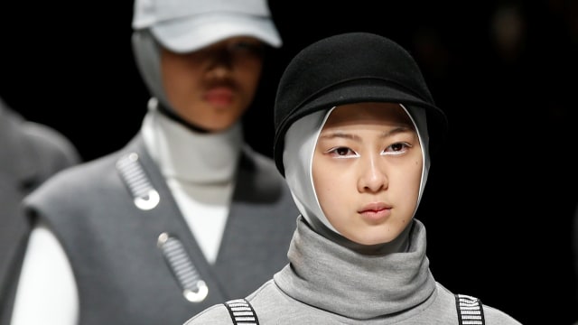 Koleksi Rani Hatta di Amazon Fashion Week Tokyo (Foto: Kim Kyung-Hoon/Reuters)