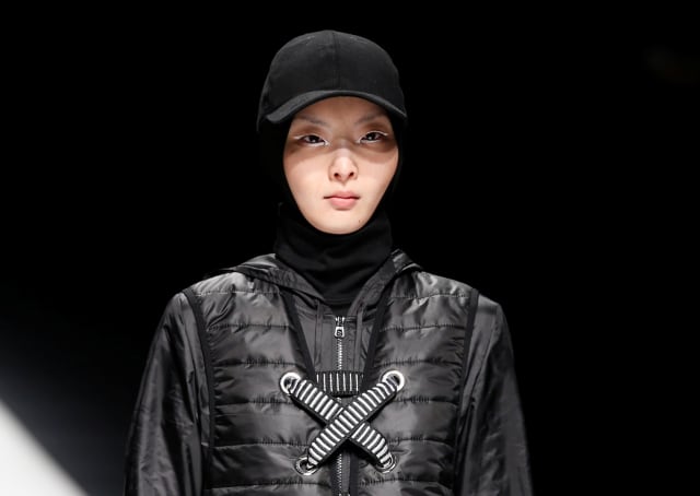 Koleksi Rani Hatta di Amazon Fashion Week Tokyo (Foto: Kim Kyung-Hoon/Reuters)