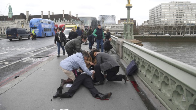 Korban luka dibawa ke Jembatan Westminster. (Foto: REUTERS/Toby Melville)