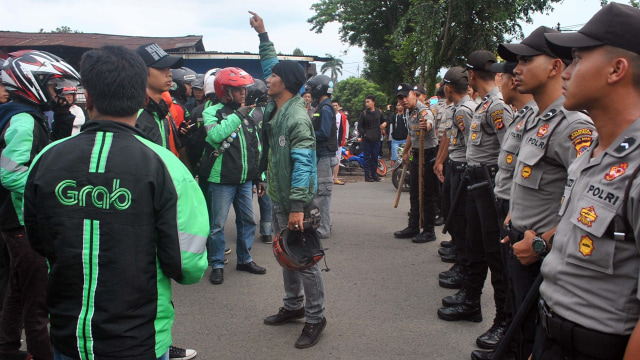 Bentrok pengemudi angkot dan ojek online (Foto: Arif Firmansyah/Antara)