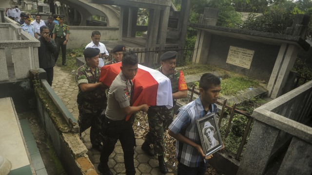 Jasad A.J. Patty dipindah dari Bandung ke Ambon (Foto: ANTARA FOTO/Novrian Arbi)