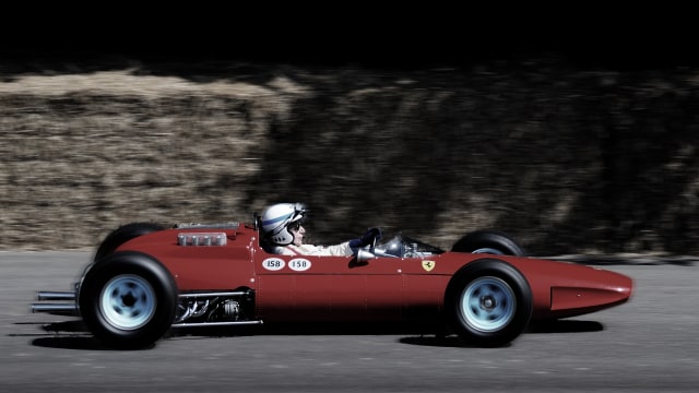 John Surtees di atas sebuah mobil balap Ferrari. (Foto: Wikimedia Commons)