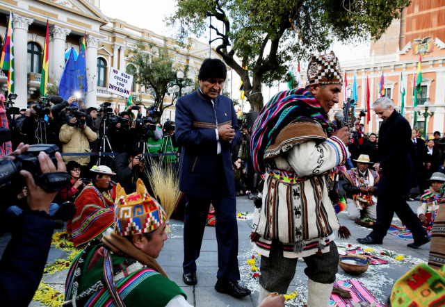 Presiden Bolivia Evo Morales mengikuti ritual. Foto: REUTERS/David Mercado