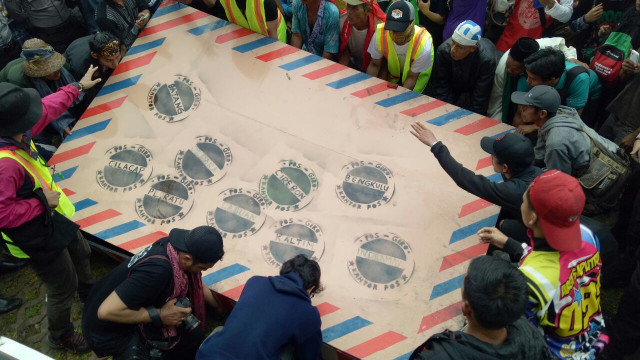 Aksi Teatrikal Pengunjuk Rasa di Depan Gedung KPK  (Foto: David Pratama/kumparan)