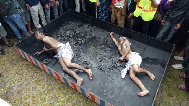 Aksi Teatrikal Pengunjuk Rasa di Depan Gedung KPK  (Foto: David Pratama/kumparan)