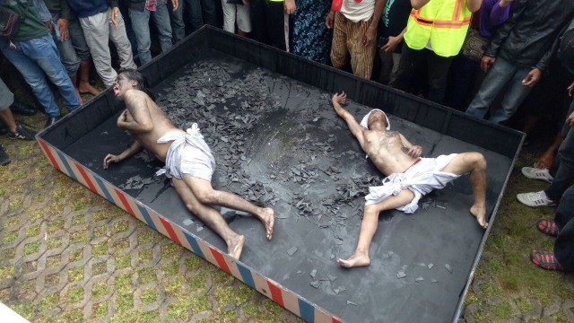 Aksi Teatrikal Pengunjuk Rasa di Depan Gedung KPK  (Foto: David Pratama/kumparan)