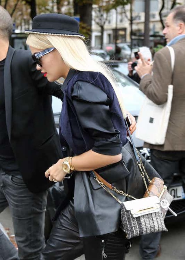 Rita Ora mengenakan dua tas merk Chloé (Foto: whowhatwear.com)