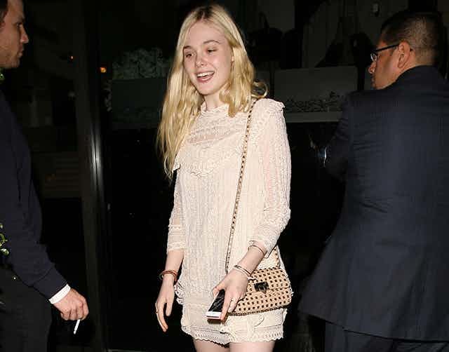 Elle Fanning dan tas berwarna nude Valentino (Foto: therichest.com)