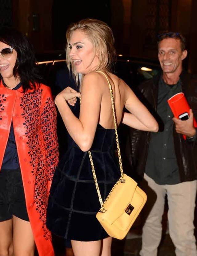 Cara Delevingne tampil mencolok dengan tas Fendi (Foto: therichest.com)