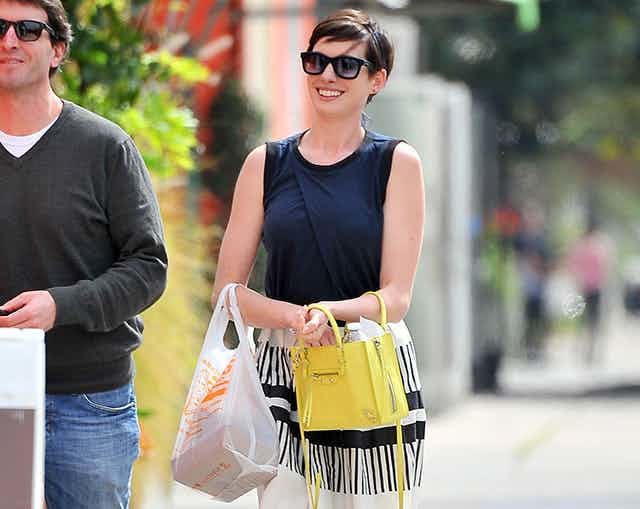 Anna Hathaway dan tas Balenciaga berwarna kuning (Foto: therichest.com)
