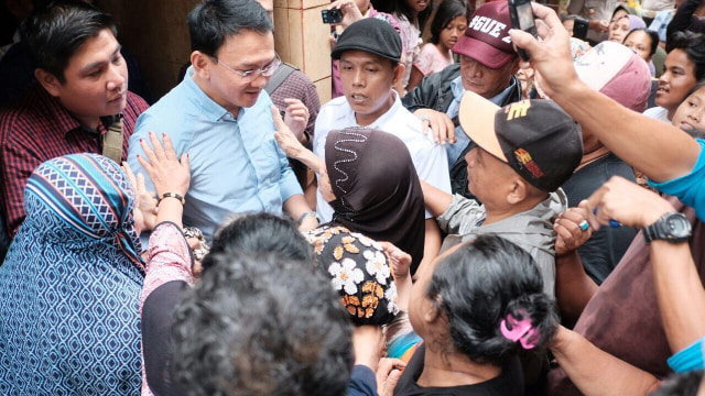 Ahok menemui warga ketika blusukan (Foto: Dok. Timses Ahok)