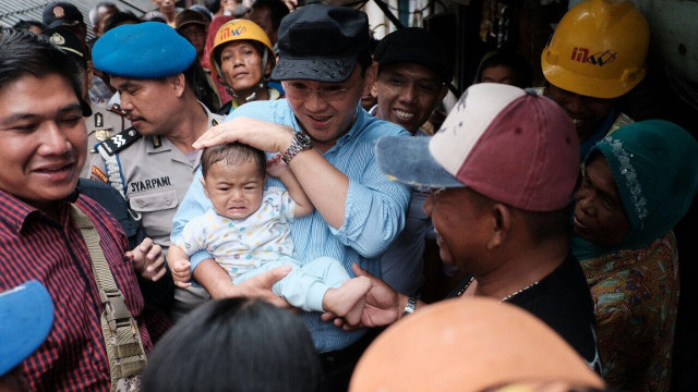 Ahok mengendong seorang bayi (Foto: Dok. Timses Ahok)