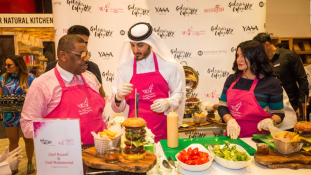 Al Thani saat membuat burger kesukaannya (Foto: http://blueprintafric.com)