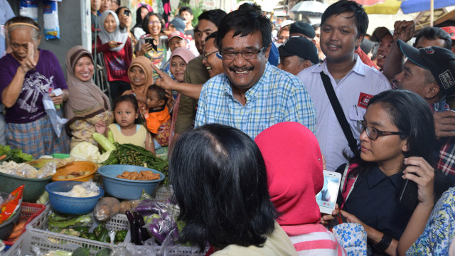 Djarot blusukan ke Pasar Kedip, Jakarta (Foto: Atika Fauziyyah/ANTARA)