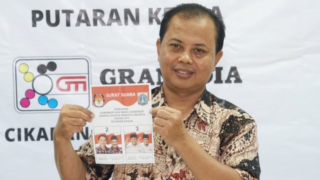 Sumarno menunjukkan surat suara putaran ke-2 (Foto: Aditia Noviansyah/kumparan)