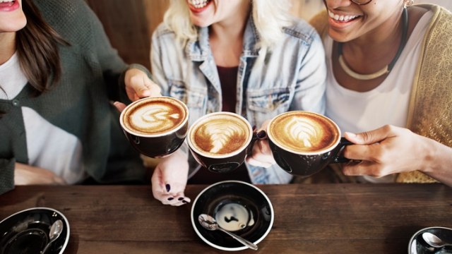 Minum kopi sambil bersantai diatas kasur mahal (Foto: thinkstock)