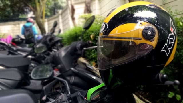 Ilustrasi helm di motor Foto: Deanda Dewindaru/kumparan