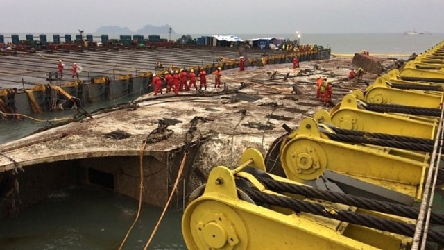 Petugas penyelamat kapal mengangkat Sewol. (Foto: Reuters)