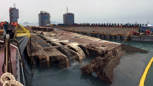 Feri Sewol saat pengangkatan di laut lepas Jindo. (Foto: Reuters)