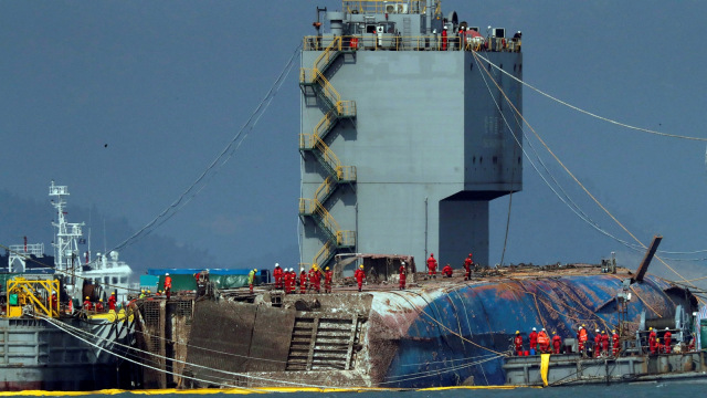 Petugas penyelamat mengangkat kapal feri Sewol. (Foto: Reuters)