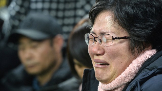 Keluarga korban Sewol yang tenggelam 3 tahun lalu. (Foto: Reuters)