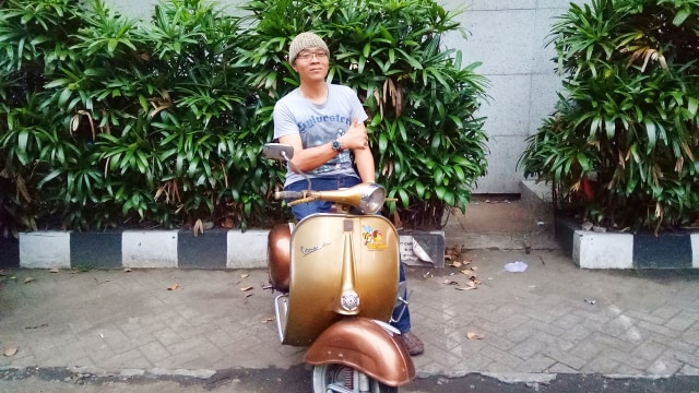 Bonny dan vespa klasik miliknya. (Foto: Sari Kusuma Dewi/kumparan)