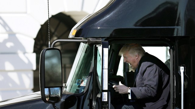 Ekspresi Trump saat pura-pura mengemudi Truk. (Foto: Reuters/Carlos Barria)