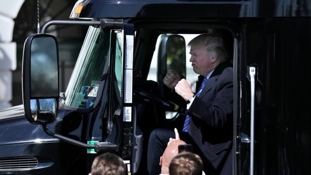 Ekspresi Trump saat pura-pura mengemudi Truk. (Foto: Reuters/Carlos Barria)