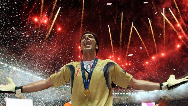 Buffon dengan medali Juara Dunia 2006. (Foto: Flickr)