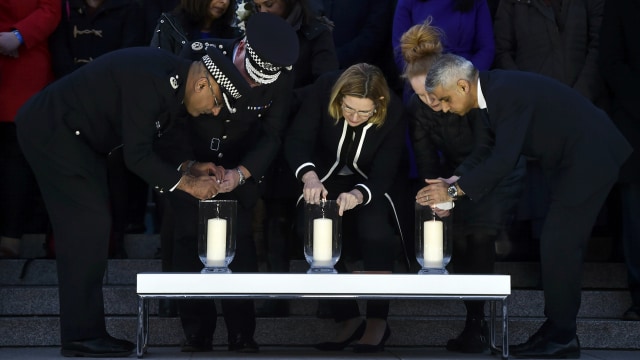 Wali Kota London Sadiq Khan nyalakan lilin bersama (Foto: REUTERS/Hannah McKay)