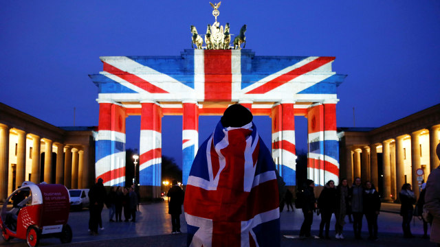 Tampilan bendera Inggris di Brandenburg Gate. Foto: REUTERS/Fabrizio Bensch