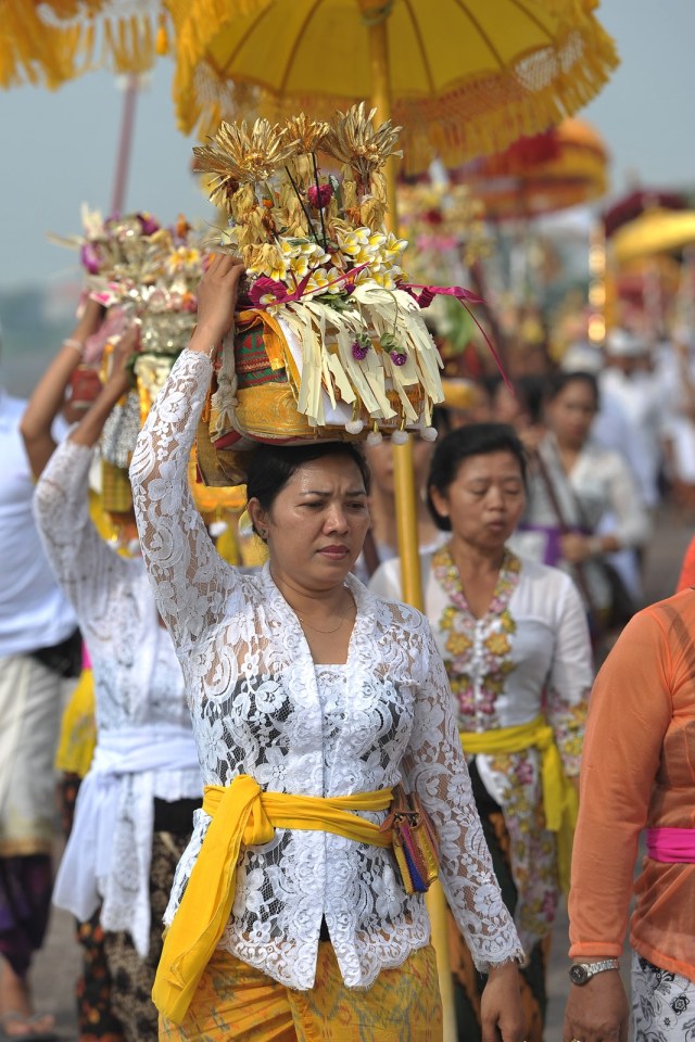 Upacara Melasti menjelang Hari Raya Nyepi  Foto: ANTARA FOTO/Nyoman Budhiana