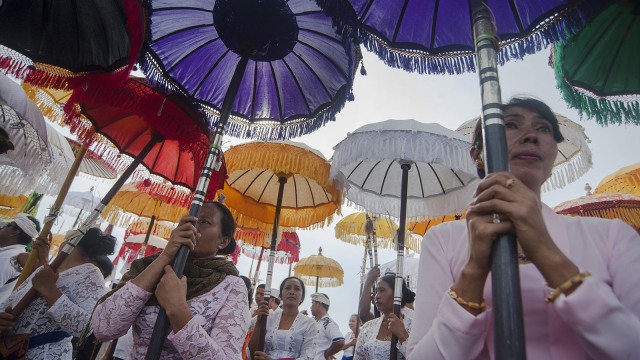 Upacara Melasti menjelang Hari Raya Nyepi  (Foto: ANTARA FOTO/Nyoman Budhiana)