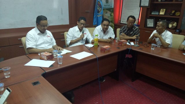 Anies - Sandi di Gedung Dewan Pers (Foto: Wandha Nur/kumparan)