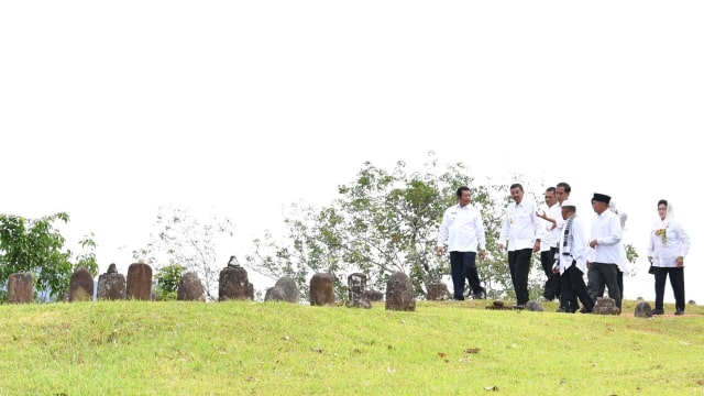 Jokowi berkunjung ke Pemakaman Mahligai Barus. (Foto: Biro Pers Istana/Laily Rachev)