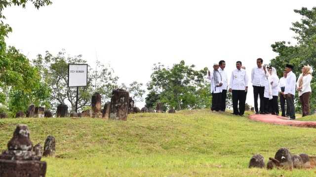 Jokowi di Pemakaman Mahligai Barus, Tapanuli. (Foto: Biro Pers Istana/Laily Rachev)
