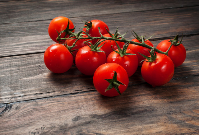 Tomat bisa hilangkan kantung mata (Foto: Thinkstock)