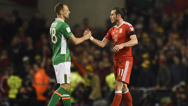 Gareth Bale dengan David Meyler (Foto: Reuters/Clodagh Kilcoyne)