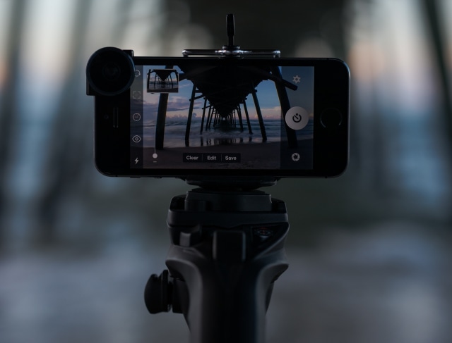 Handphone yang terpasang di tongsis. (Foto: Pixabay)