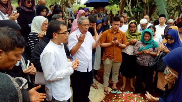 Berdoa di pemakaman ayahanda Tasya Kamila. (Foto:  Prabirini Kartika/kumparan)