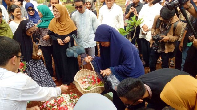 Proses pemakaman ayahanda Tasya Kamila. (Foto:  Prabirini Kartika/kumparan)